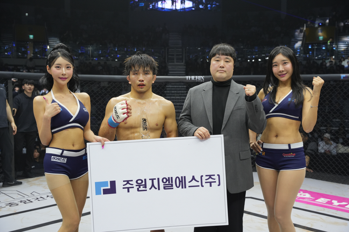 주원지엘에스 김선식 대표, 승리한 하라구치에게 트로피 시상[로드FC]