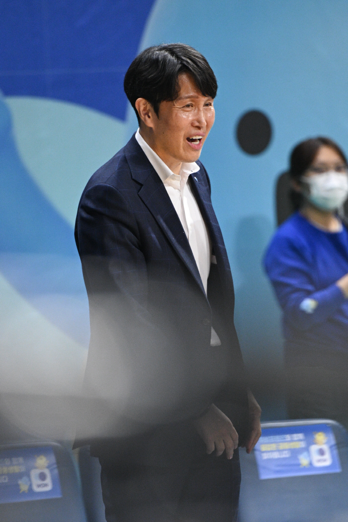 [현장인터뷰] 우리은행 위성우 감독 "전반 흐름 독. 지키려던 후반, 내 미스도 있었다"