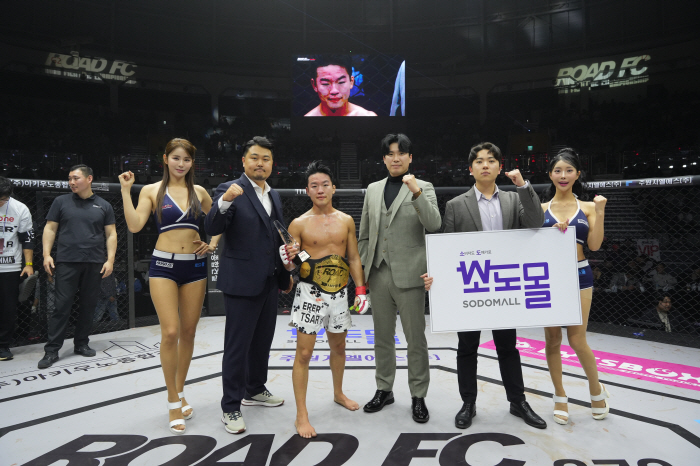 로드FC 서덕호 대표, 소도몰 강태구 본부장, 손용석 본부장, 승리한 이정현에게 트로피 시상[로드FC]