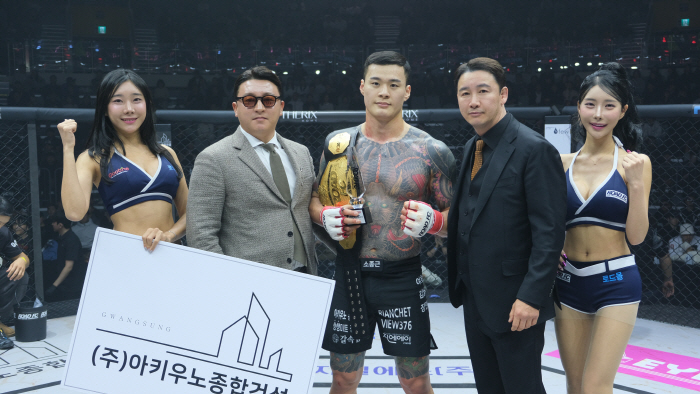 아키우노 종합건설 박준혁 대표, 로드FC 정문홍 회장, 승리한 황인수에게 트로피 시상[로드FC]