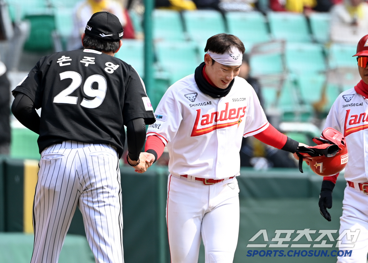 "괜찮아?" 상대팀 에이스 다칠라 가슴 철렁, 타구 맞은 손주영에 매너만…