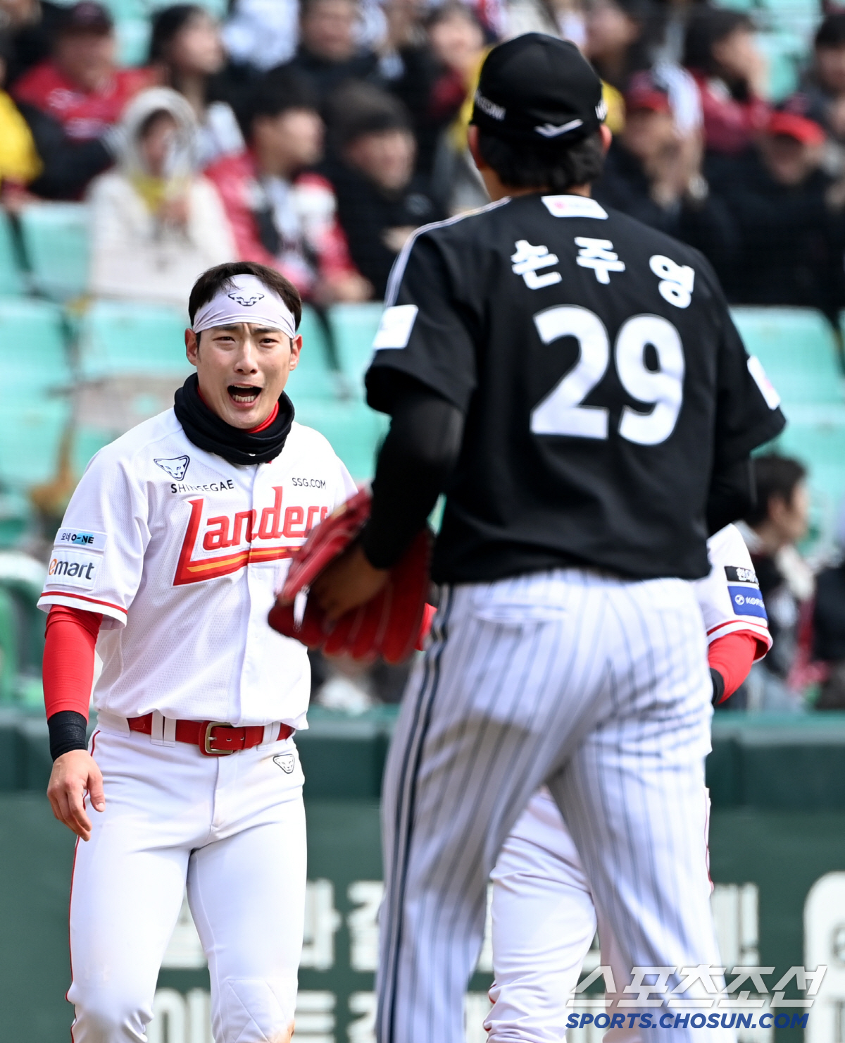 "괜찮아?" 상대팀 에이스 다칠라 가슴 철렁, 타구 맞은 손주영에 매너만…