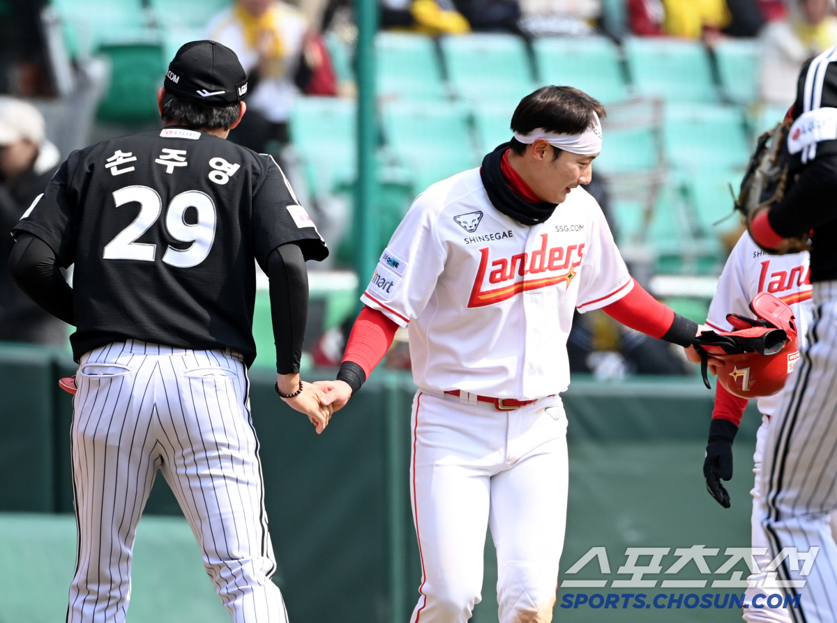 "괜찮아?" 상대팀 에이스 다칠라 가슴 철렁, 타구 맞은 손주영에 매너만…