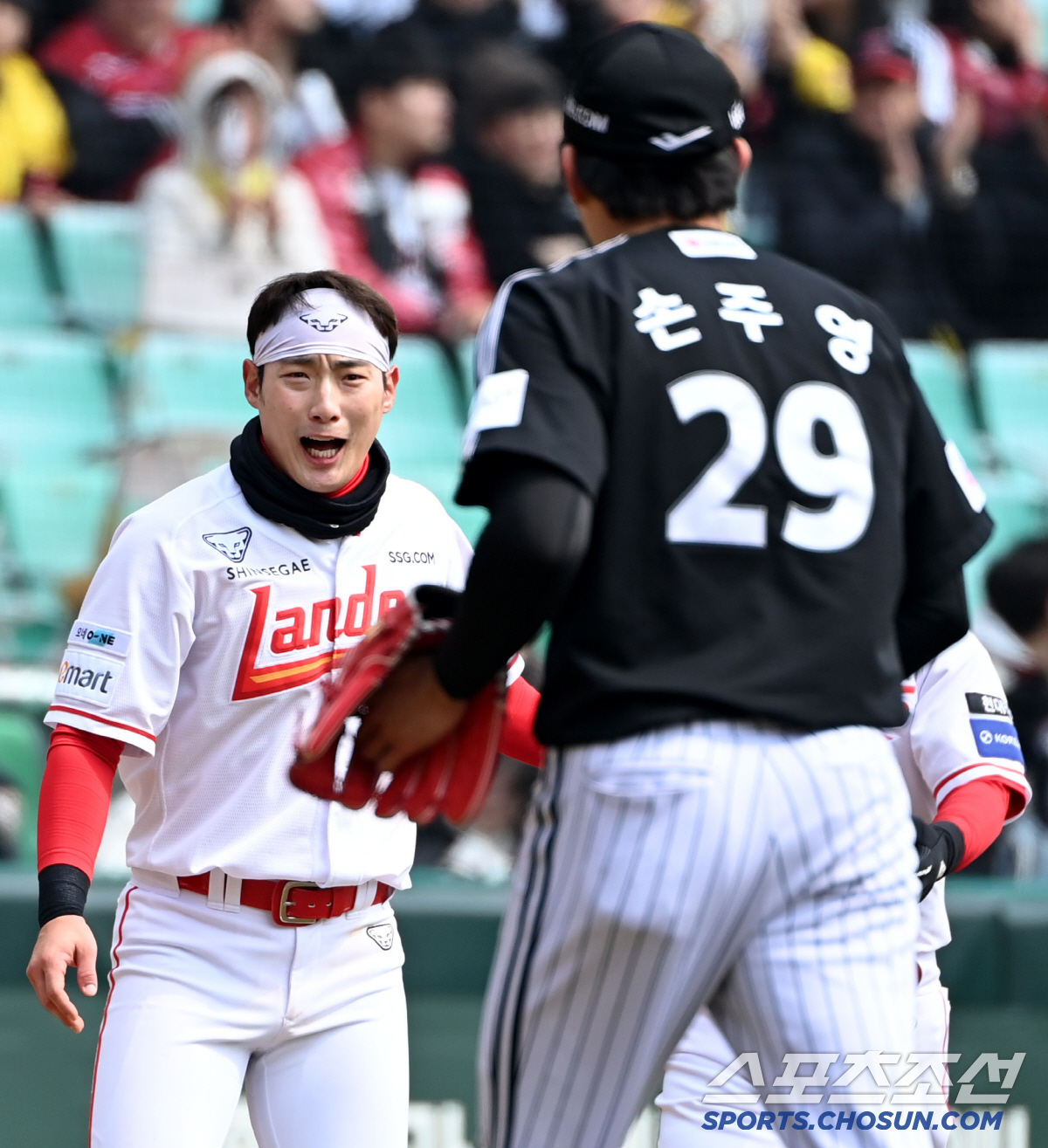 "괜찮아?" 상대팀 에이스 다칠라 가슴 철렁, 타구 맞은 손주영에 매너만…