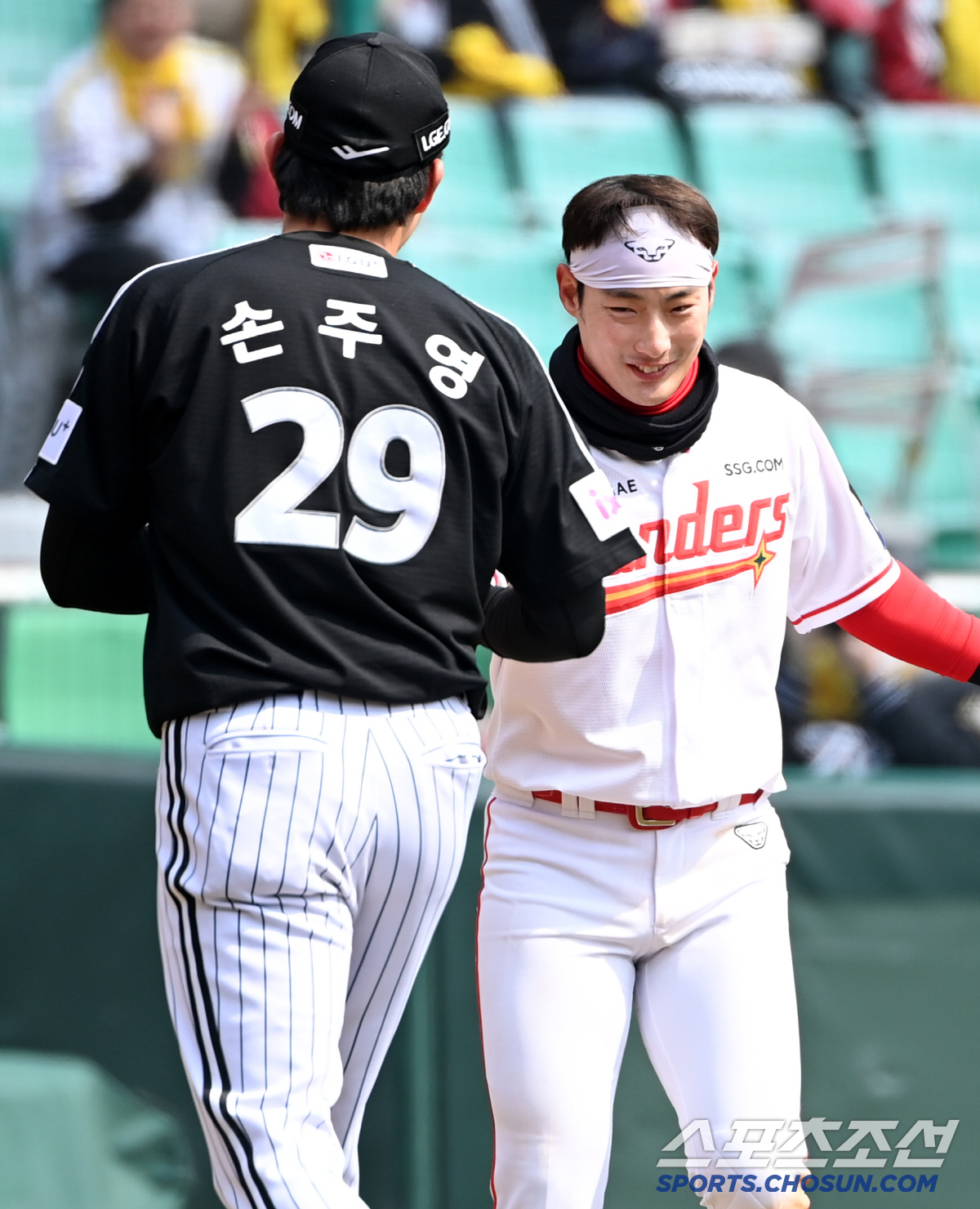 "괜찮아?" 상대팀 에이스 다칠라 가슴 철렁, 타구 맞은 손주영에 매너만…