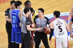 KBL '무더기 오심 인정'…심판 판정 논란→난투극까지 신뢰 깨진 '얼룩진 코트'
