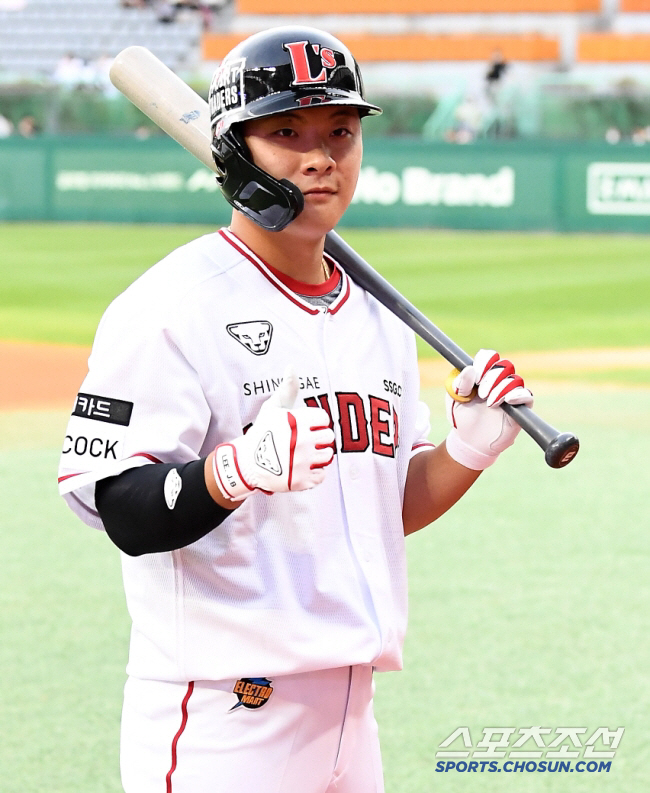 '저런 어깨로 2루수였다니…' 데뷔 8년차의 간절함→외야 겸업 신의 한수…