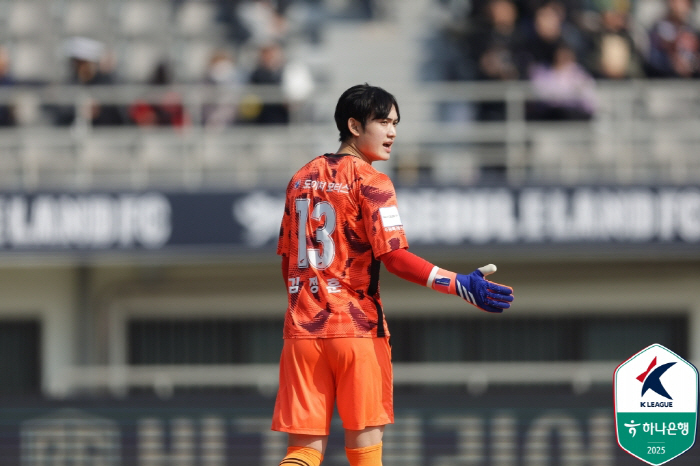 '4실점' 악몽의 데뷔전을 '클린시트'로 바꾼 '수원 성골 유스' 새내기 GK 김정훈