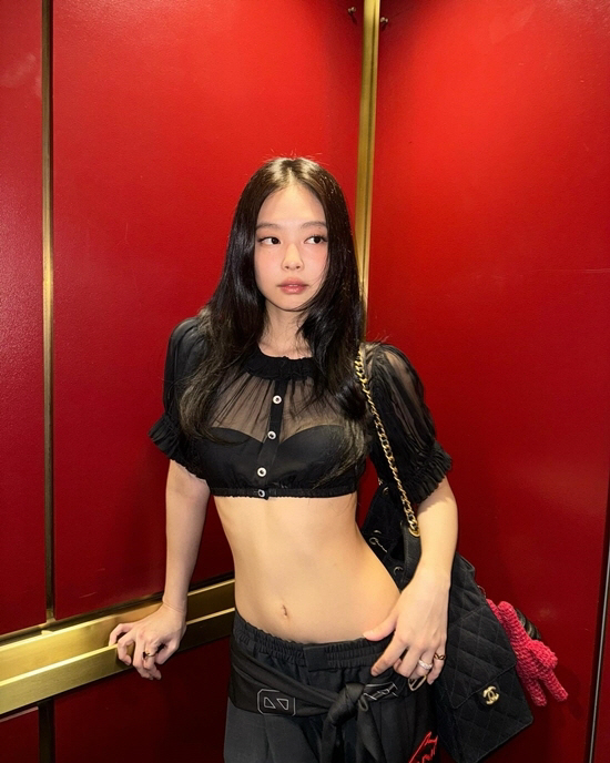 [SCin스타] 제니, 또 속옷 패션..콘서트 고가 티켓→지각 논란에도 …
