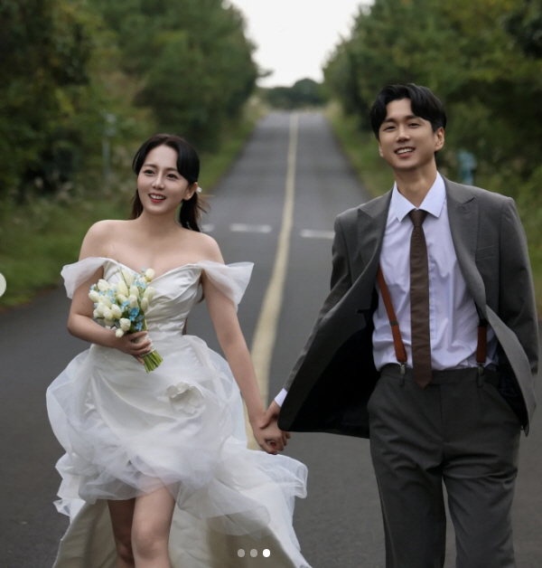 '17년 연인♥' 강은비, 웨딩드레스 둥둥 걷고 승마 '파격의 신부'