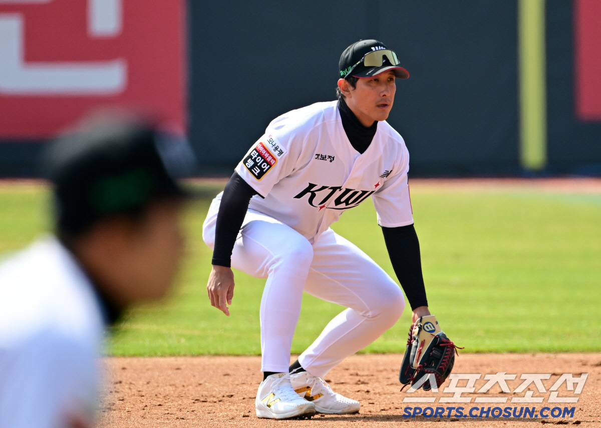 이런 시련이.. 황재균은 풀이 죽어 보였다 "크게 할 말이 있을까요. 각…