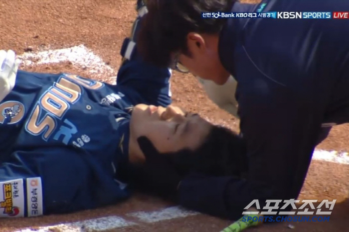 NC 박민우, LG 에르난데스의 138km 커터에 헤드샷. 교체후 병원 …