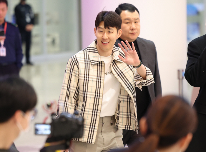 손흥민-황희찬-이재성-백승호-배준호-엄지성-양민혁 등 귀국~ 인천공항 환영인파