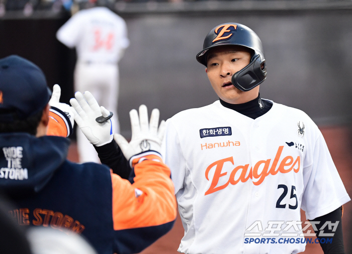 첫 타석부터 터졌다! 신구장 첫 홈런, 주인공이 '리드오프'라니…한화 고…