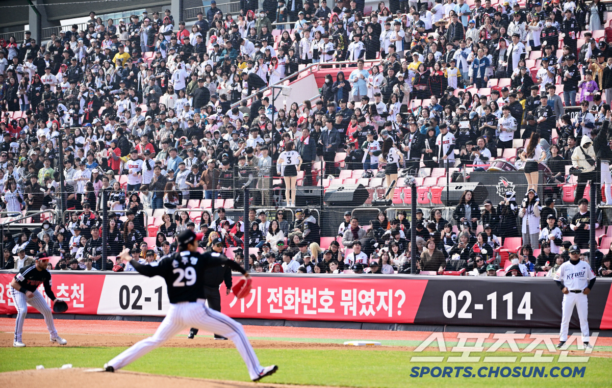 '티켓팅 아니고 피켓팅' 개막전 예매 20만명 동시 접속, 올해 직관 더…