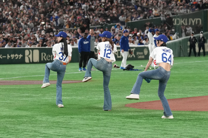 컵스에서 1시즌 던졌을뿐인데…우에하라가 도쿄시리즈 시구라니, 왜 노모는 …