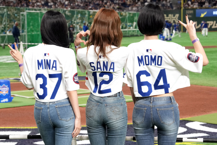 컵스에서 1시즌 던졌을뿐인데…우에하라가 도쿄시리즈 시구라니, 왜 노모는 …