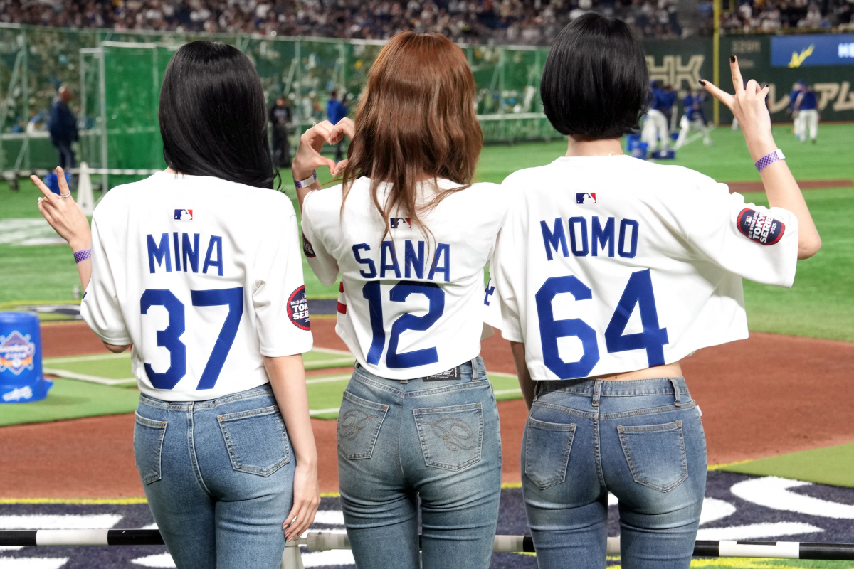 컵스에서 1시즌 던졌을뿐인데…우에하라가 도쿄시리즈 시구라니, 왜 노모는 …
