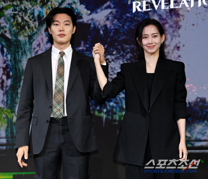 [포토] 류준열-신현빈, 손 맞잡고 미소
