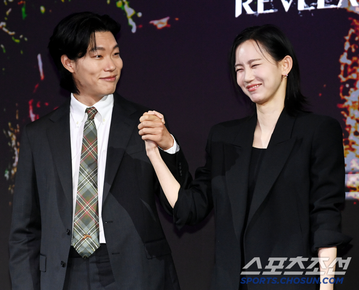 [포토] 류준열-신현빈, 손 맞잡고 쑥쓰러운 미소