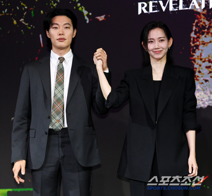 [포토] 류준열-신현빈, 손 맞잡고 미소