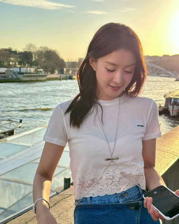 [SCin스타] '파경' 이시영, 파리에서 꽃 들고 데이트..밝은 미소 …