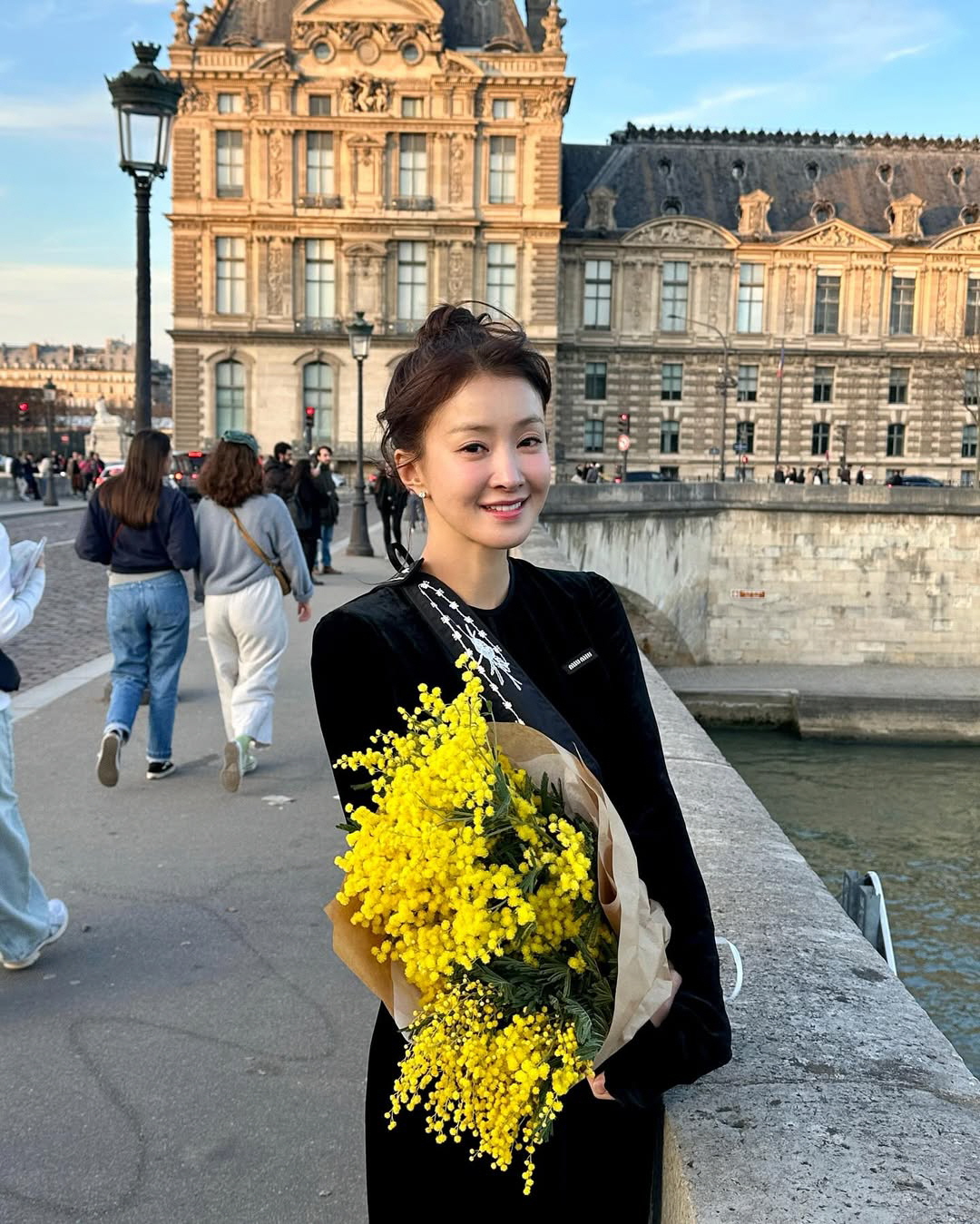 [SCin스타] '파경' 이시영, 파리에서 꽃 들고 데이트..밝은 미소 …