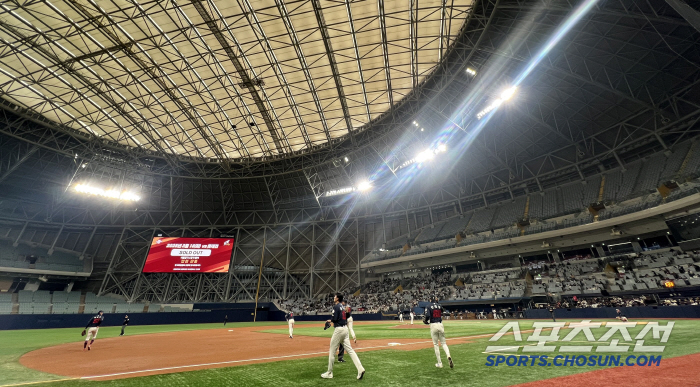 '눈 와요?' 고척돔 단독 콘서트, 그런데 무관중 경기 할 뻔 했다 왜?…