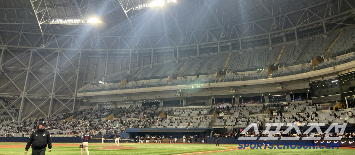 '눈 와요?' 고척돔 단독 콘서트, 그런데 무관중 경기 할 뻔 했다 왜?…
