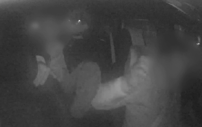 뒷좌석 취객, 택시기사에 발길질→폭행..갈비뼈 부상에 한문철 "최소 3년…