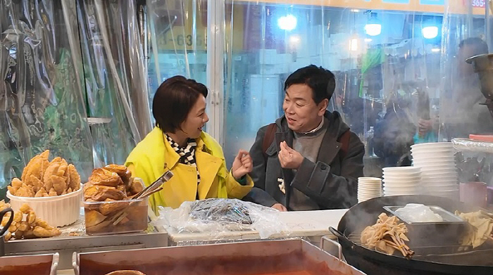 조인성 형, 60대에 뒤늦은 핑크빛…100일 맞아 한옥숙소 데이트→재래시장 나들이('신랑수업')