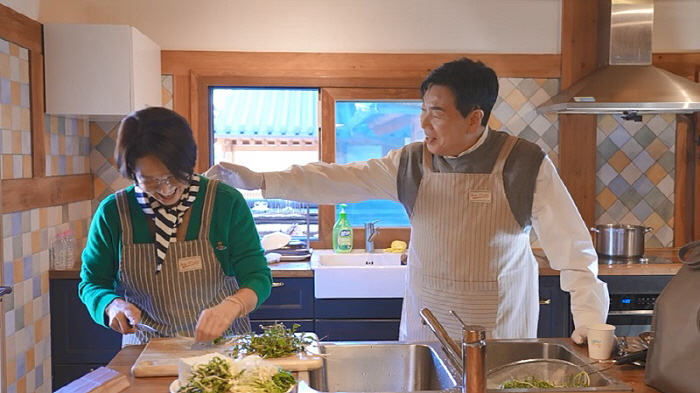 조인성 형, 60대에 뒤늦은 핑크빛…100일 맞아 한옥숙소 데이트→재래시…