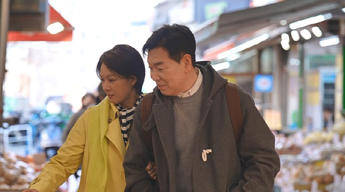 조인성 형, 60대에 뒤늦은 핑크빛…100일 맞아 한옥숙소 데이트→재래시…