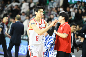 비난의 중심에서 KBL 간판 스타로…'모래알 조직력' 비판 받던 SK 잡은 에이스 김선형 