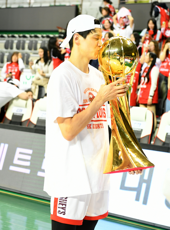 비난의 중심에서 KBL 간판 스타로…'모래알 조직력' 비판 받던 SK 잡…