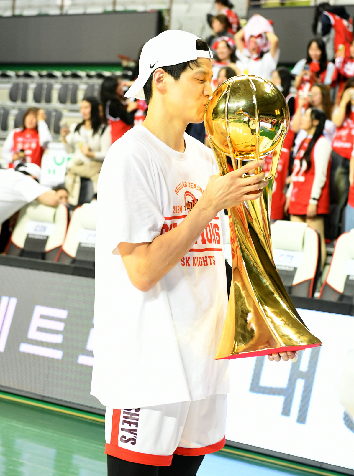 비난의 중심에서 KBL 간판 스타로…'모래알 조직력' 비판 받던 SK 잡…