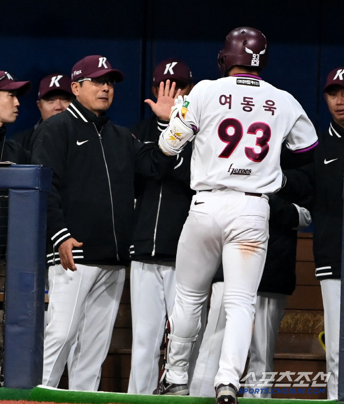 '누가 우리 꼴찌래' 신인 여동욱, 김원중 무너뜨린 결승포...키움, 롯…