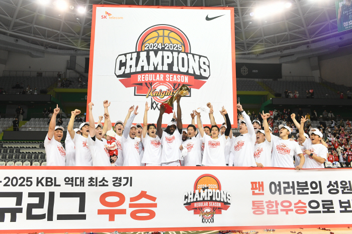 '우리편 어디갔어?' SK, 정규 우승 시상식 뒷이야기…SK팬의 썰렁한 '원주직관', "홈 자축행사 3년 전 악몽은 그만"