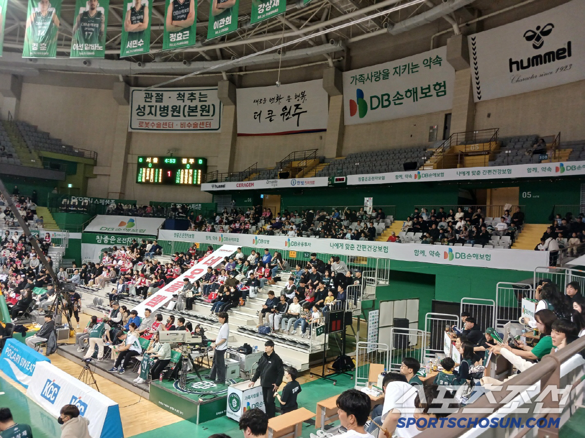 '우리편 어디갔어?' SK, 정규 우승 시상식 뒷이야기…SK팬의 썰렁한 …