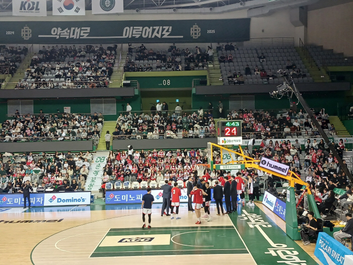 '우리편 어디갔어?' SK, 정규 우승 시상식 뒷이야기…SK팬의 썰렁한 …