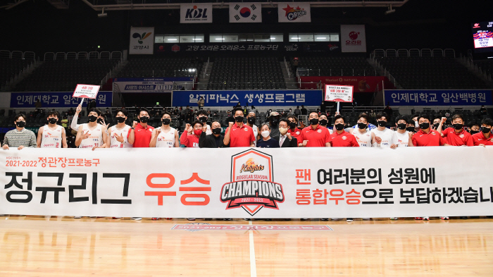 '우리편 어디갔어?' SK, 정규 우승 시상식 뒷이야기…SK팬의 썰렁한 …