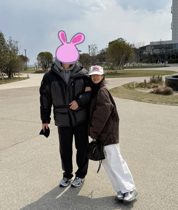 현빈♥손예진, 드디어 초밀착 투샷 공개..아들 낳고 더 행복해진 부부