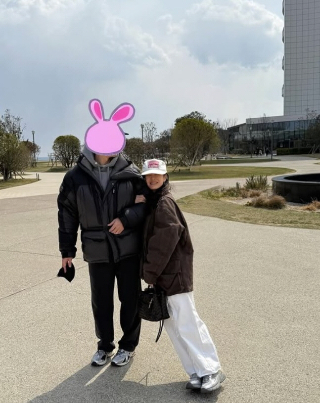 [SCin스타] 손예진 '♥현빈'과 다정한 팔짱샷 공개?…여전히 꿀 떨어…