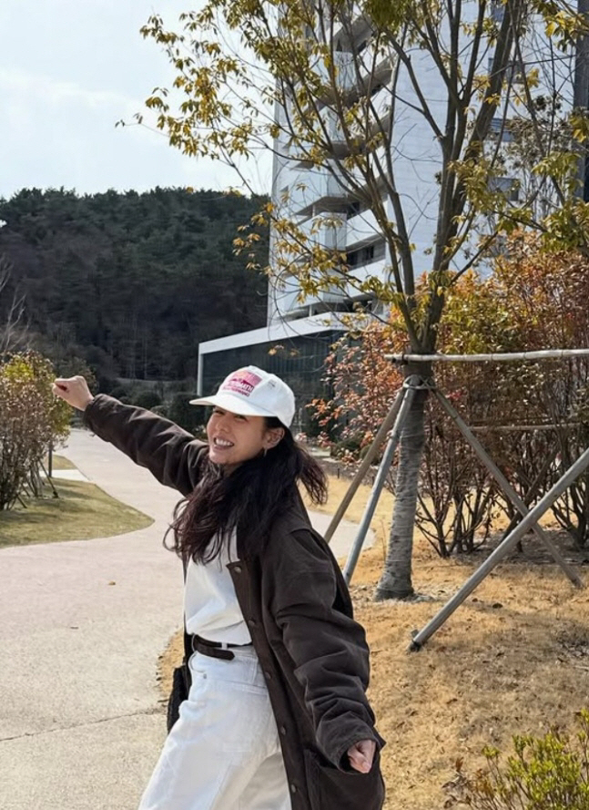 [SCin스타] 손예진 '♥현빈'과 다정한 팔짱샷 공개?…여전히 꿀 떨어…