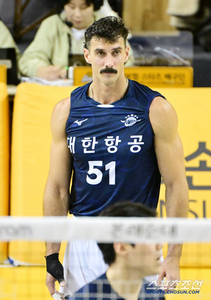 '싱거웠던 미리보는 PO' 새 외인 러셀 18점 대한항공, 나경복 비예나 황택의 뺀 KB손해보험에 3대0 완승. 26일 다시 봅시다[의정부 리뷰]