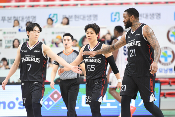 '정신줄 찾았다' 현대모비스, KCC에 진땀 복수전 성공…79-77승리 …