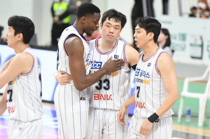 '정신줄 찾았다' 현대모비스, KCC에 진땀 복수전 성공…79-77승리 …