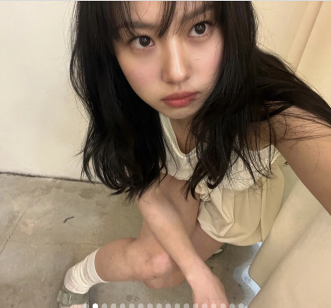 [SCin스타] 고민시, 동안 비주얼에 반전 매력…촬영장 미소 ‘심쿵’