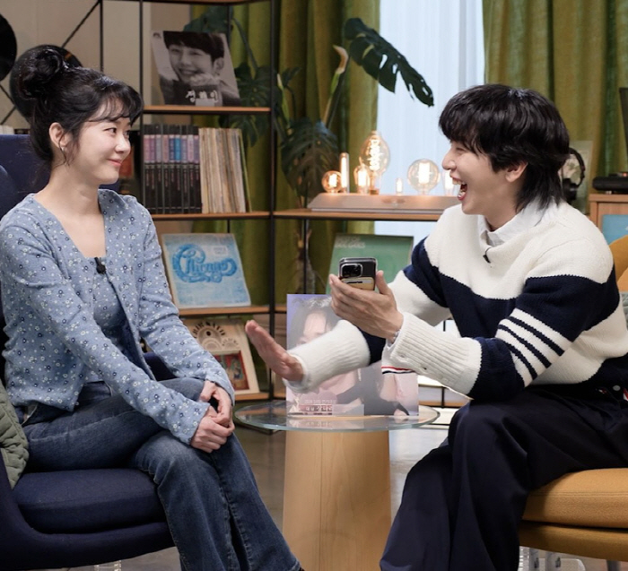 '촬영감독♥' 장나라, 이 얼굴이 44살이라니..MZ 정용화와 친구같은 …