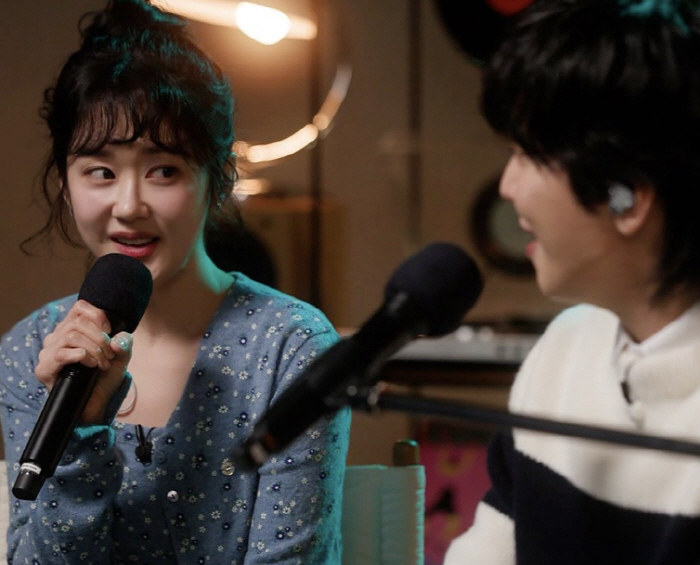 '촬영감독♥' 장나라, 이 얼굴이 44살이라니..MZ 정용화와 친구같은 …